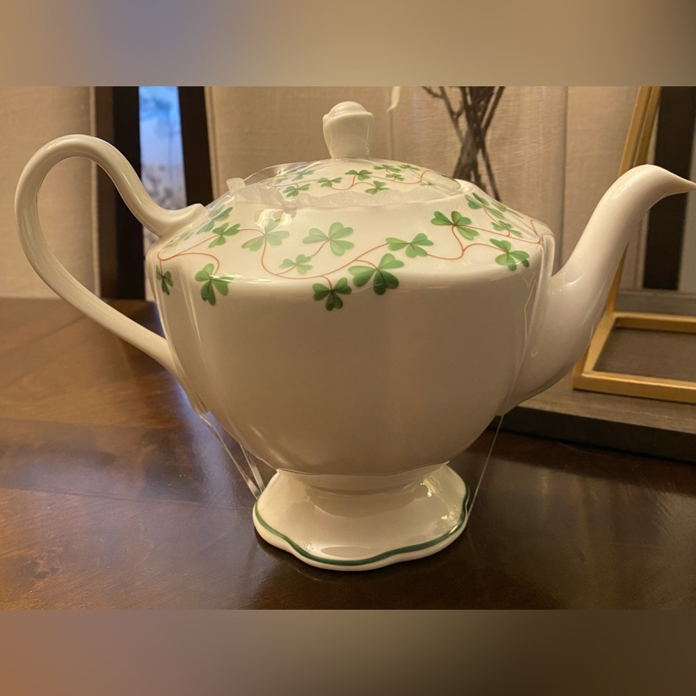 ☘️NEW☘️ Shamrock Fine Porcelain Teapot☘️